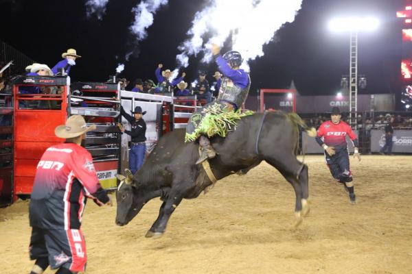 Cléber Marques conquista maior nota na terceira noite de montaria; Alex Oliveira mantém liderança invicta