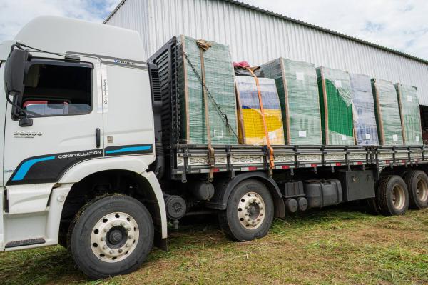 Prefeitura entrega novos pisos modulares para cinco escolas da Rede Municipal de Ensino.