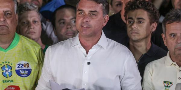 Polícia Federal cancela passaportes de Flávio Bolsonaro