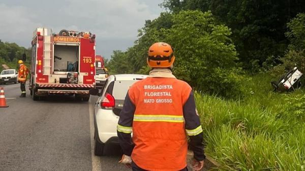 Bombeiros socorrem vítimas de capotamento na rodovia MT-560